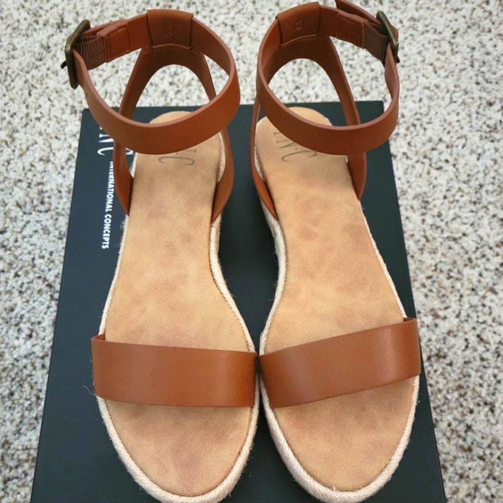 *NEW IN BOX* Platforn Sandals